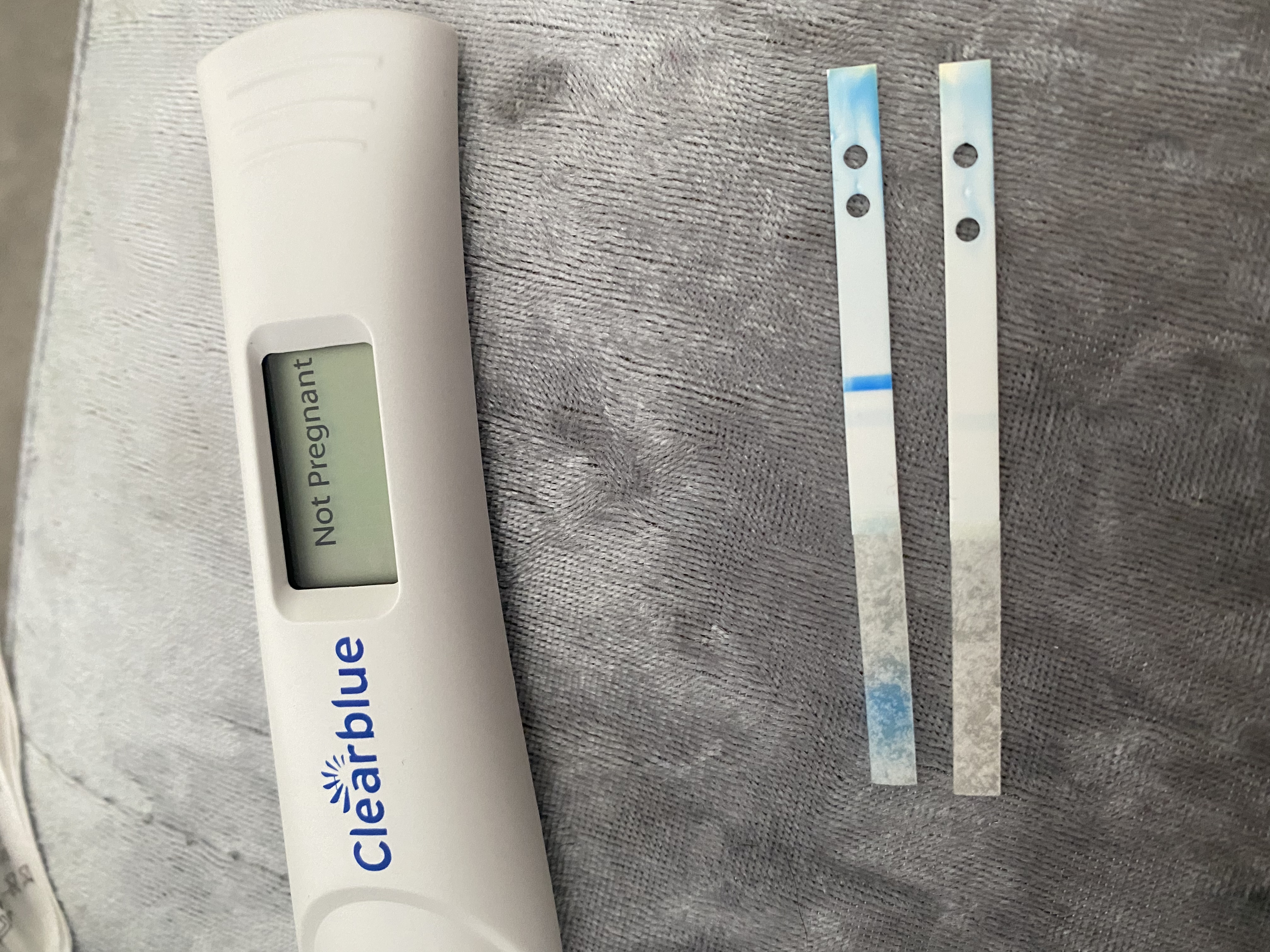 Am I pregnant? I took 2 clearblue tests in the morning and positive and  then the digital and pink one at night but they are negative I am so  confused! : r/MomForAMinute